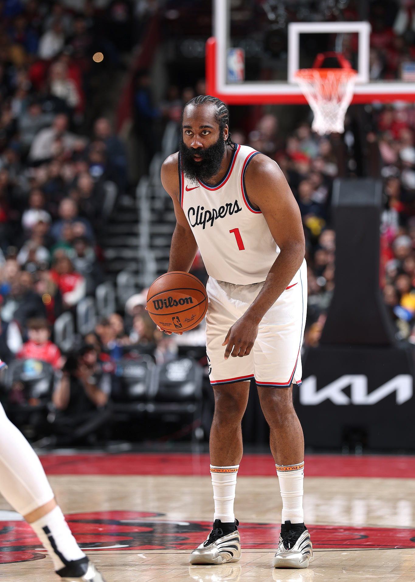 赛前芝加哥公牛调整名单以备欧篮联，防线松动环节打磨，赛场秩序良好，更衣室氛围转暖的简单介绍